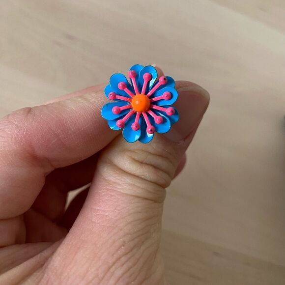 1960s Vintage Mod Flower Power Earrings - Picture 4 of 5